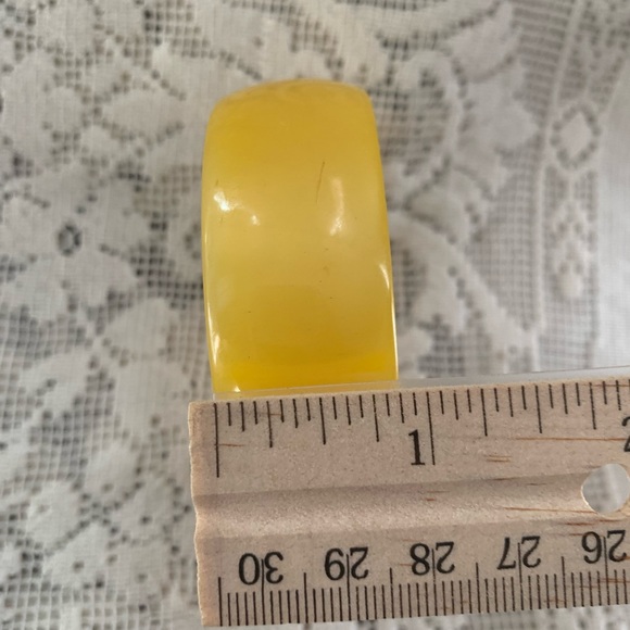 Vtg. 60’s mod moon glow yellow bracelet…it’s groovy 🌼✌🏼 - Picture 4 of 5